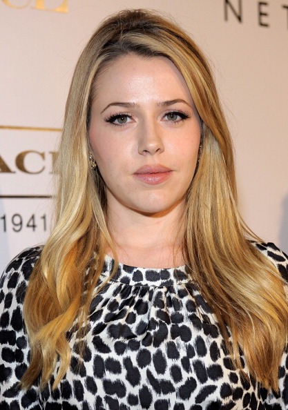 How tall is Majandra Delfino?